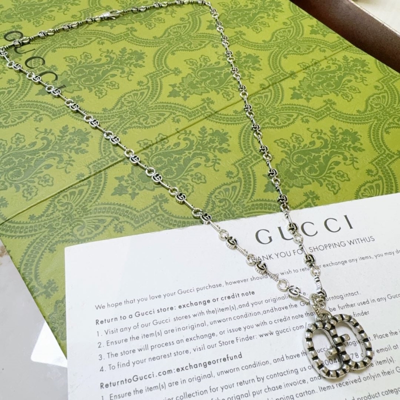 G*u*i necklaces